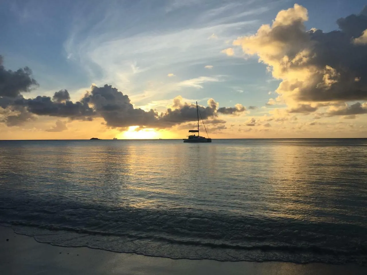 Cozy Apartment With Beach At Walking Distance And Pool Dickenson Bay